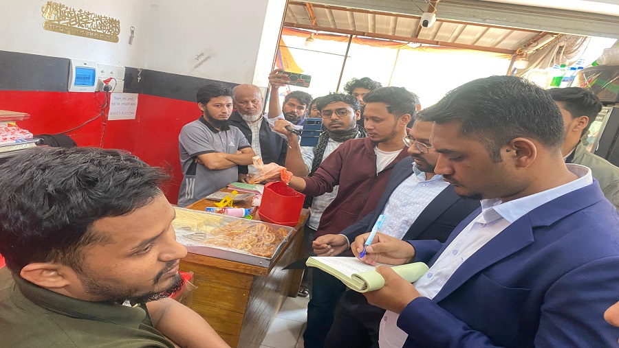 চবিতে অভিযান: তিন দোকানে ৩১ হাজার টাকা অর্থদণ্ড চবি, অভিযান, দোকান, অর্থদণ্ড