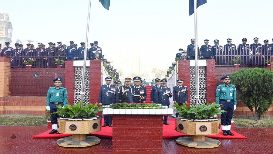 রাজারবাগ পুলিশ স্মৃতিসৌধে স্বরাষ্ট্র উপদেষ্টা-আইজিপির শ্রদ্ধা রাজারবাগ,স্মৃতিসৌধ, স্বরাষ্ট্র, উপদেষ্টা,আইজিপি, শ্রদ্ধা