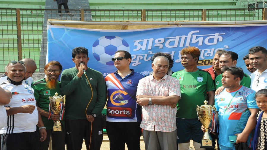 সিআরএফ সাংবাদিক ফুটবল টুর্নামেন্টে সাম্পান দল চ্যাম্পিয়ন খেলা শেষে চ্যাম্পিয়ন দল এবং রানার্সআপ দলের হাতে পুরস্কার তুলে দেন চট্টগ্রাম রিপোর্টার্স ফোরাম সভাপতি কাজী আবুল মনসুর।