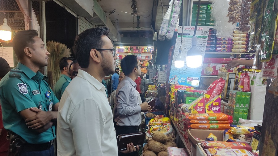 জেলা প্রশাসনের পৃথক অভিযানে লক্ষাধিক টাকা জরিমানা আদায় কোতোয়ালী