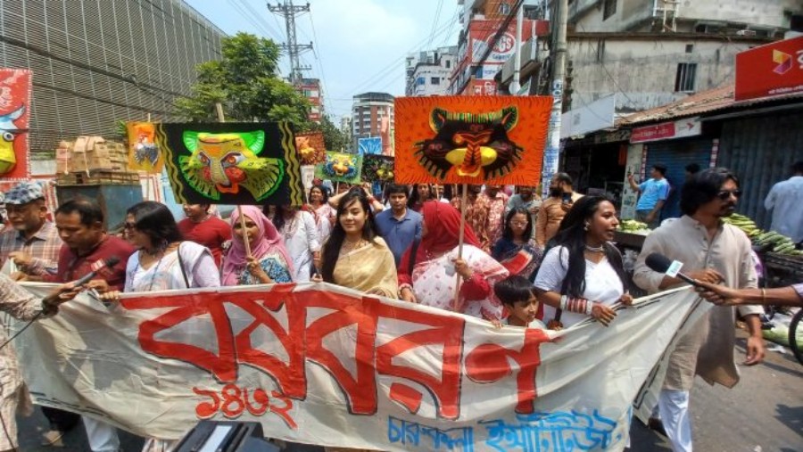 পুরনোকে বিদায় জানিয়ে বর্ণিল আয়োজনে নববর্ষ বরণ চট্টগ্রামবাসীর