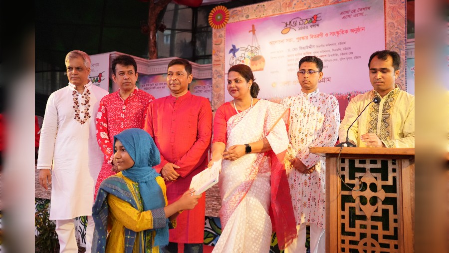 পুরনোকে বিদায় জানিয়ে বর্ণিল আয়োজনে নববর্ষ বরণ চট্টগ্রামবাসীর