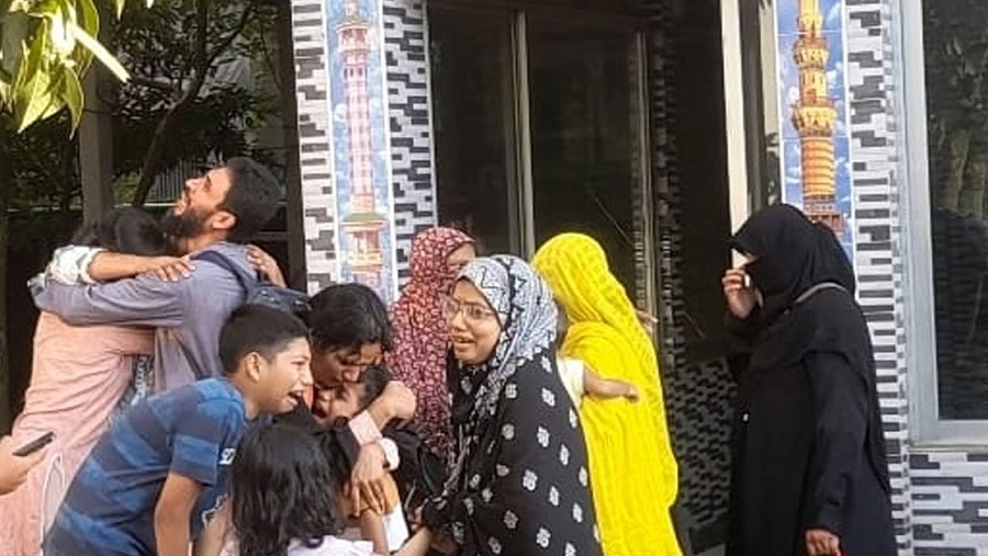চলন্ত প্রাইভেটকারের ওপর পড়ল কাভার্ডভ্যান, বাবা-মাসহ ২ ছেলের মৃত্যু কাভার্ডভ্যান