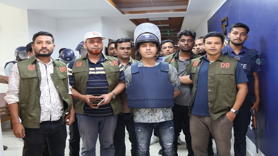 মাকসুদুল হত্যার নেপথ্য খুঁজতে গিয়ে মিলল টিলার অস্ত্রভান্ডার: ডেভিড ইমনসহ গ্রেপ্তার ৫